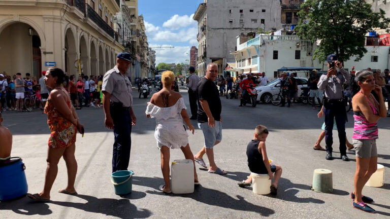 Varios cubanos protestan en La Habana ante la escasez de agua potable