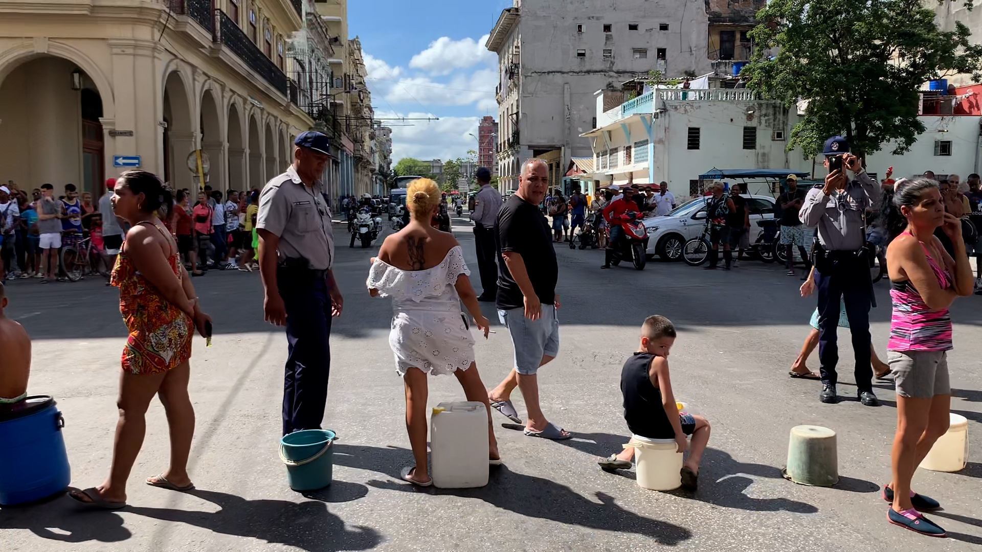 Varios cubanos protestan en La Habana ante la escasez de agua potable