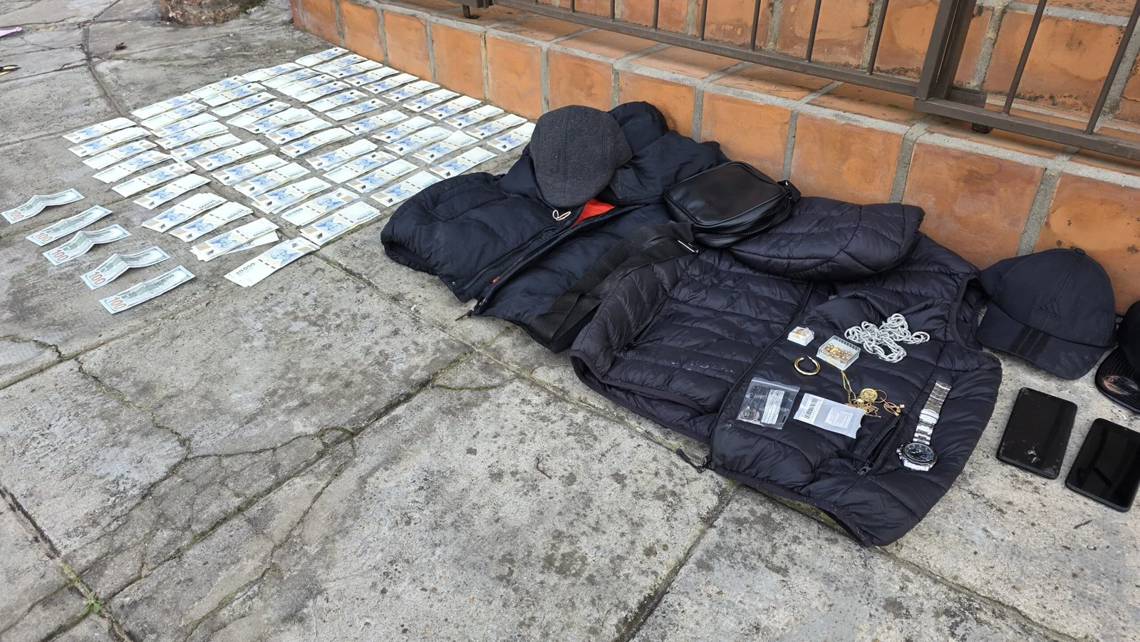 Policiales-Dolares-y-Joyas-scaled